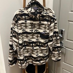 Patagonia men’s pullover! Size Large! Great condition!